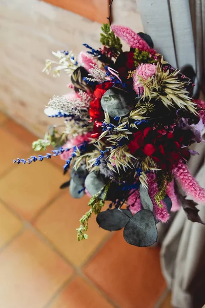 Boeket gedroogde herfstbloemen met paarse kleuren ideaal voor een — Stockfoto