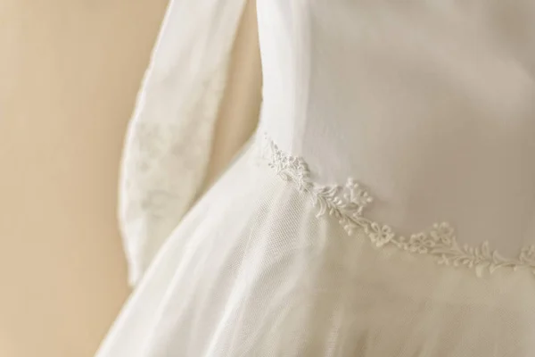 Detail van de mooie première bruiloft jurk, Valentijnsdag. — Stockfoto