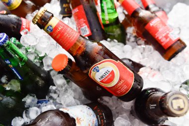 Valencia, İspanya - 12 Ekim 2019: Bir kova içinde Amstel bira şişeleri
