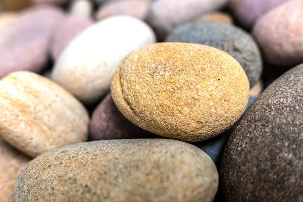 Fondo natural compuesto de guijarros y pequeñas rocas . Fotos de stock libres de derechos