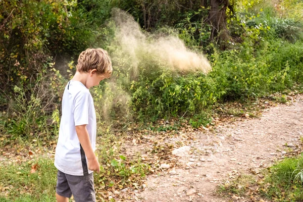 Junge spielt mit Sand im Wald — Stockfoto