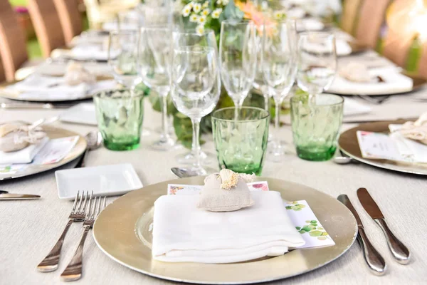 Szczegóły stołu w restauracji urządzone na wesele z — Zdjęcie stockowe
