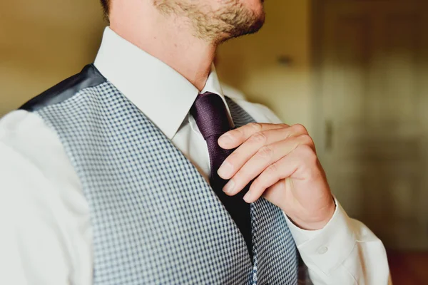 男人调整领带围在脖子上的细节. — 图库照片