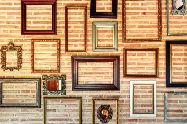 Prázdné staré dřevěné rámy původně zdobit vnitřní cihly — Stock fotografie