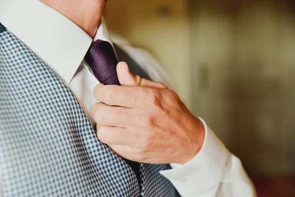 Executive man adjusting his neck tie for a important business m — Stock fotografie