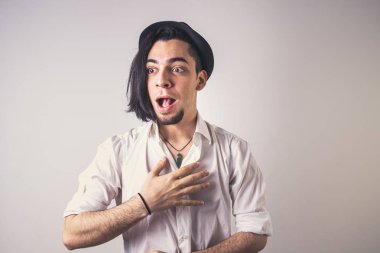 Öğrenci rahatsız ve hoş olmayan bir kum şaşırmış görünüyor