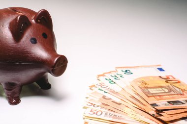 Kumbara kaydetmek için kişisel finans kavramı.