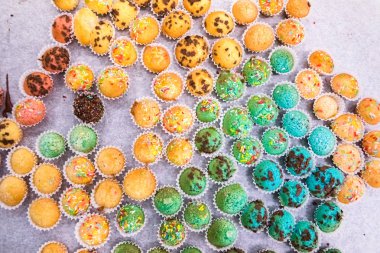 Renkli kaplamalı küçük çöreklerle dolu tepsi.