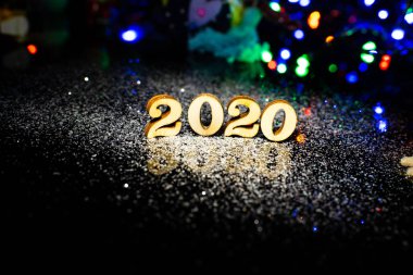 2020 Noel süslemeleri, koyu ahşap backg ladin dalları