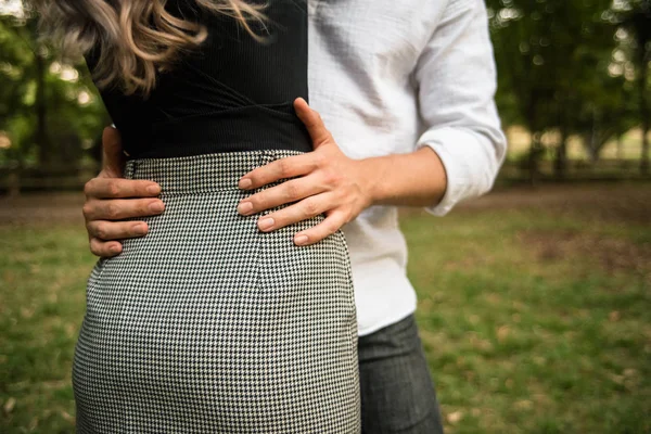 Pareja joven enamorada abrazándose en un parque . — Foto de Stock