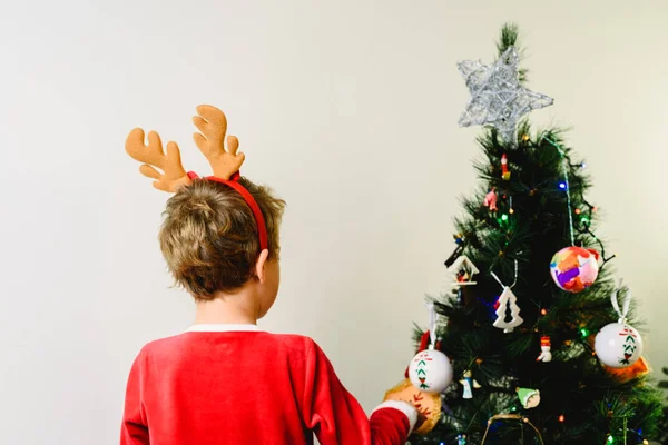 Enfant en costume de Père Noël, préparant le sapin de Noël, retour — Photo