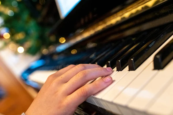 Odtwarzanie utworu na fortepianie, zbliżenie jego rąk dziecka. — Zdjęcie stockowe