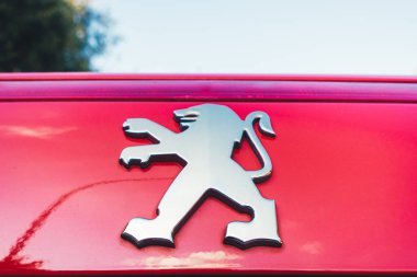 Valencia, İspanya - 26 Ekim 2019: Peugeot marka araba logosu