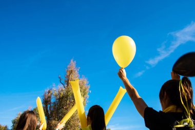 Destekçiler bir yarışta arkadaşlarına tezahürat yapıyorlar..