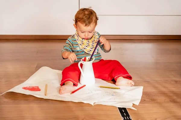 Bebé de 1 año en el suelo jugando con lápices de colores painti — Foto de Stock