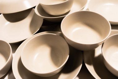 Bir grup boş ve temiz kahverengi tabak ve kase..