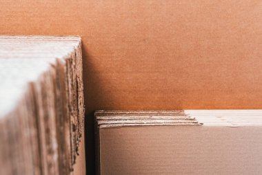 Beyaz bir duvara istiflenmiş kartonlar ev eşyalarının taşınması için kutular oluşturmaya hazır..