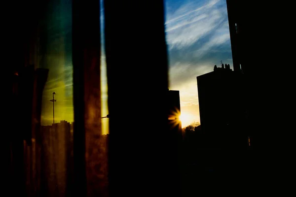从建筑物的窗户看到夕阳西下 温暖而忧郁的氛围笼罩着云彩背景 — 图库照片