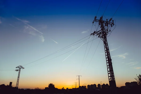 Solnedgång Siluett Elektriska Torn Ett Område Uppbyggnad Kopiera Utrymme — Stockfoto