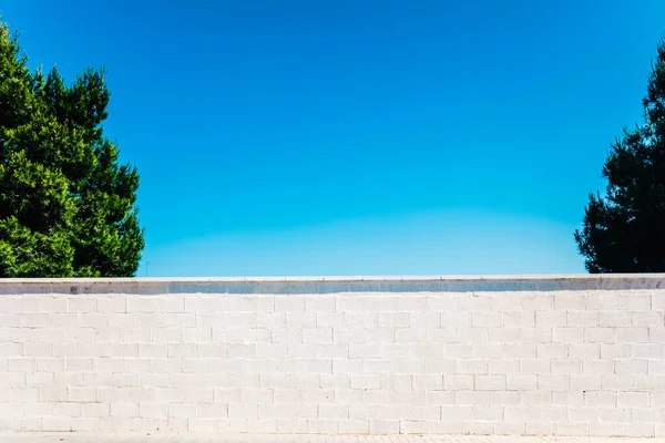 Vit Vägg Isolerad Stad Med Ingen Med Blå Himmel Bakgrund — Stockfoto