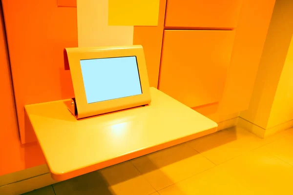 一个有橙色色调设计的办公室和一个有空白屏幕的电脑 — 图库照片