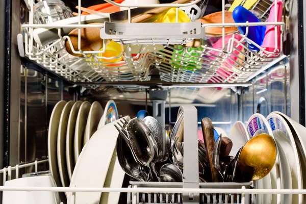 Talheres Limpos Brilhantes Graças Uma Máquina Lavar Louça Doméstica — Fotografia de Stock