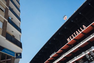 Valencia, İspanya - 22 Mayıs 2020 Valencia futbol stadyumunun ön cephesi.