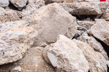 Harap olmuş bir yolun yıkıntısı.