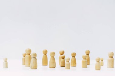 Dayanışma cemiyetinde, basit beyaz arkaplan ile gruplanmış insanların şekilleri.