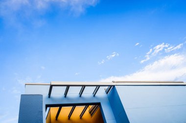 Güzel ve zarif bir bina için mavi tonlar. Arka planda mavi gökyüzü ve gün batımını izlemek için terası var..