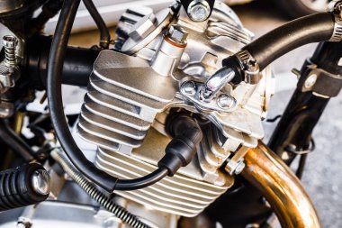 Motosikletin benzin motorunun ayrıntıları..
