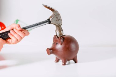 Beyaz arka planda izole edilmiş bir kumbara..