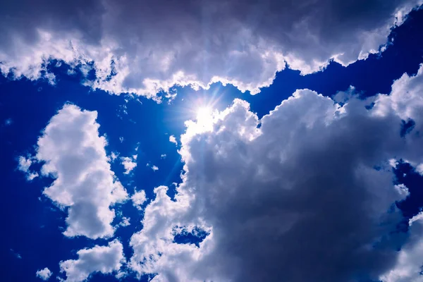 Zon Komt Tussen Goddelijk Geïnspireerde Blauwe Stormwolken — Stockfoto