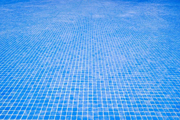 Kare Mavi Tuğlalarıyla Boş Bir Yüzme Havuzunun Dibinde — Stok fotoğraf