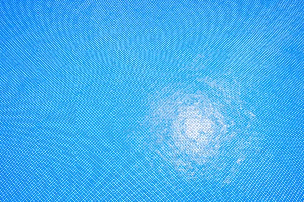 Κάτω Από Μια Άδεια Πισίνα Τετράγωνα Μπλε Τούβλα — Φωτογραφία Αρχείου
