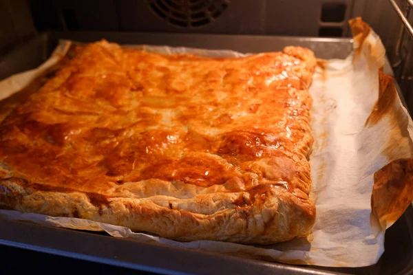 Pastel Casero Cocinado Dentro Horno Con Hojaldre — Foto de Stock