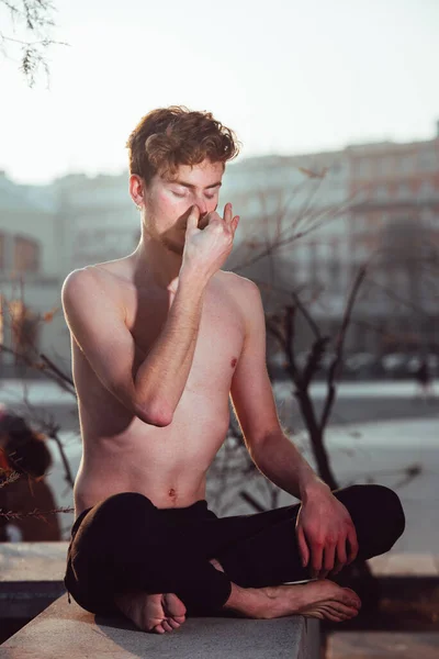 Uomo Meditando Consapevolezza Focalizzata Sul Suo Respiro Yoga Annuloma Pranayama — Foto Stock