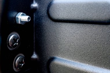 Siyah metal yapıdaki bazı sıkı vidaların ayrıntıları.