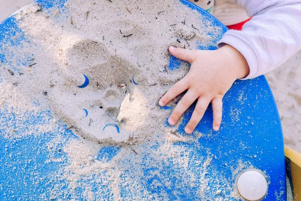 Mão Bebê Verificando Textura Areia Playground — Fotografia de Stock