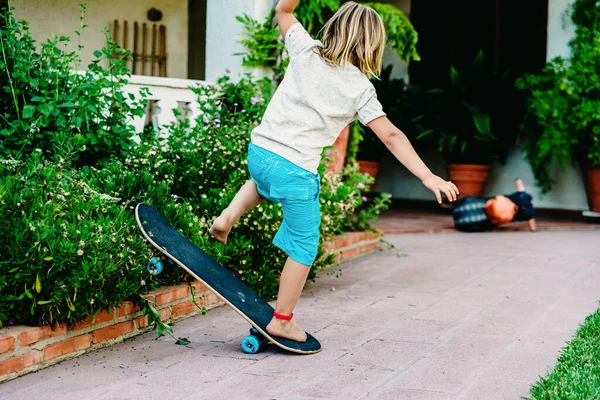 Jähriger Junge Übt Schlittschuhlaufen Seinem Hinterhof Stolpert Und Fällt Boden — Stockfoto