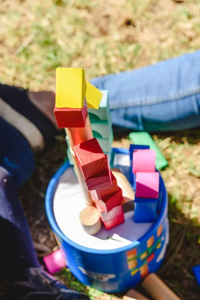 Niños Con Bloques Madera Jugando Ayudados Por Adulto Aire Libre —  Fotos de Stock