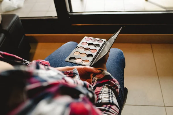 化粧家の手に握る女性のための化粧パレット — ストック写真