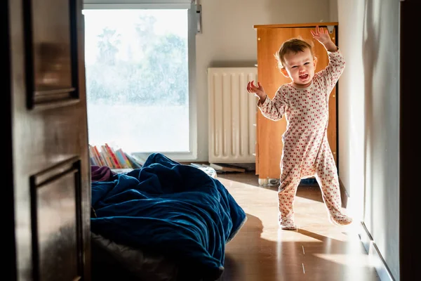 Bebé Recién Despierta Pijama Sus Primeros Pasos Dormitorio —  Fotos de Stock