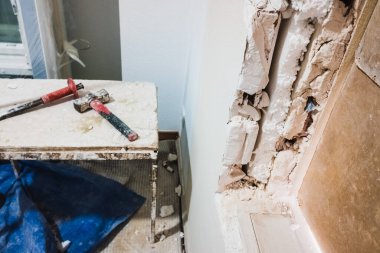 Beyaz polistirenli bir odanın duvarlarını ses geçirmez yapan işçi aletleri..