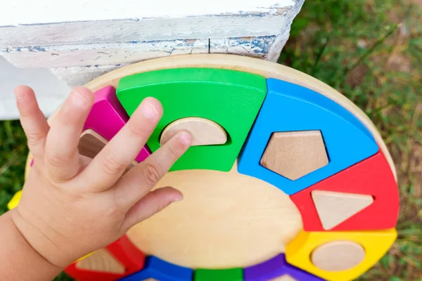 Ein Baby Spielt Sommer Bei Einer Unterhaltsamen Didaktischen Aktivität Garten — Stockfoto