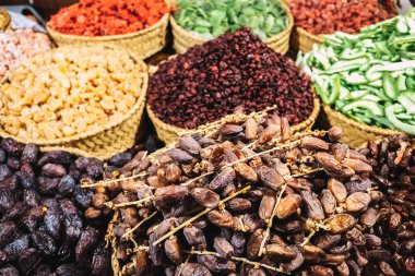 Doğal gıda tezgahında satılık hurma ve fındık yığını..