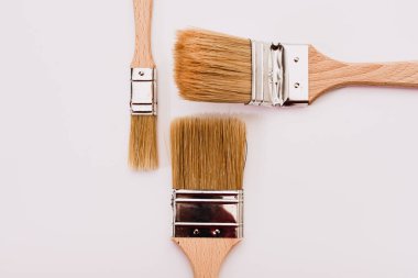 Dekorasyon işleri ve ev yenilemeleri için boyacı fırçaları olan beyaz arkaplan.