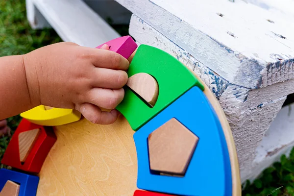 Kleine Hände Eines Babys Das Versucht Farbige Teile Ein Geschicklichkeitsspiel — Stockfoto
