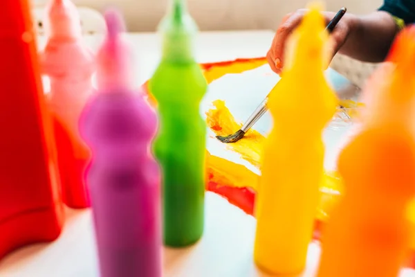 Niño Aprende Pintar Con Pincel Sobre Lienzo Papel Dejando Volar —  Fotos de Stock