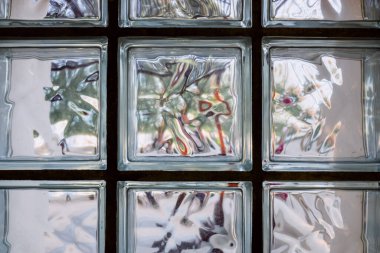 Yarı şeffaf bir pencere ışığın içeri girmesine izin vermekle birlikte, evlerin mahremiyetini korumak için içeriyi görmenizi engelliyor..